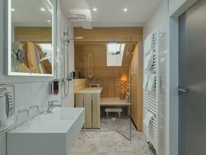 Exclusive Studio Suite | Bathroom | Shower, rainfall showerhead, free toiletries, hair dryer - BS Boutique Hotel (Heidelberg)
