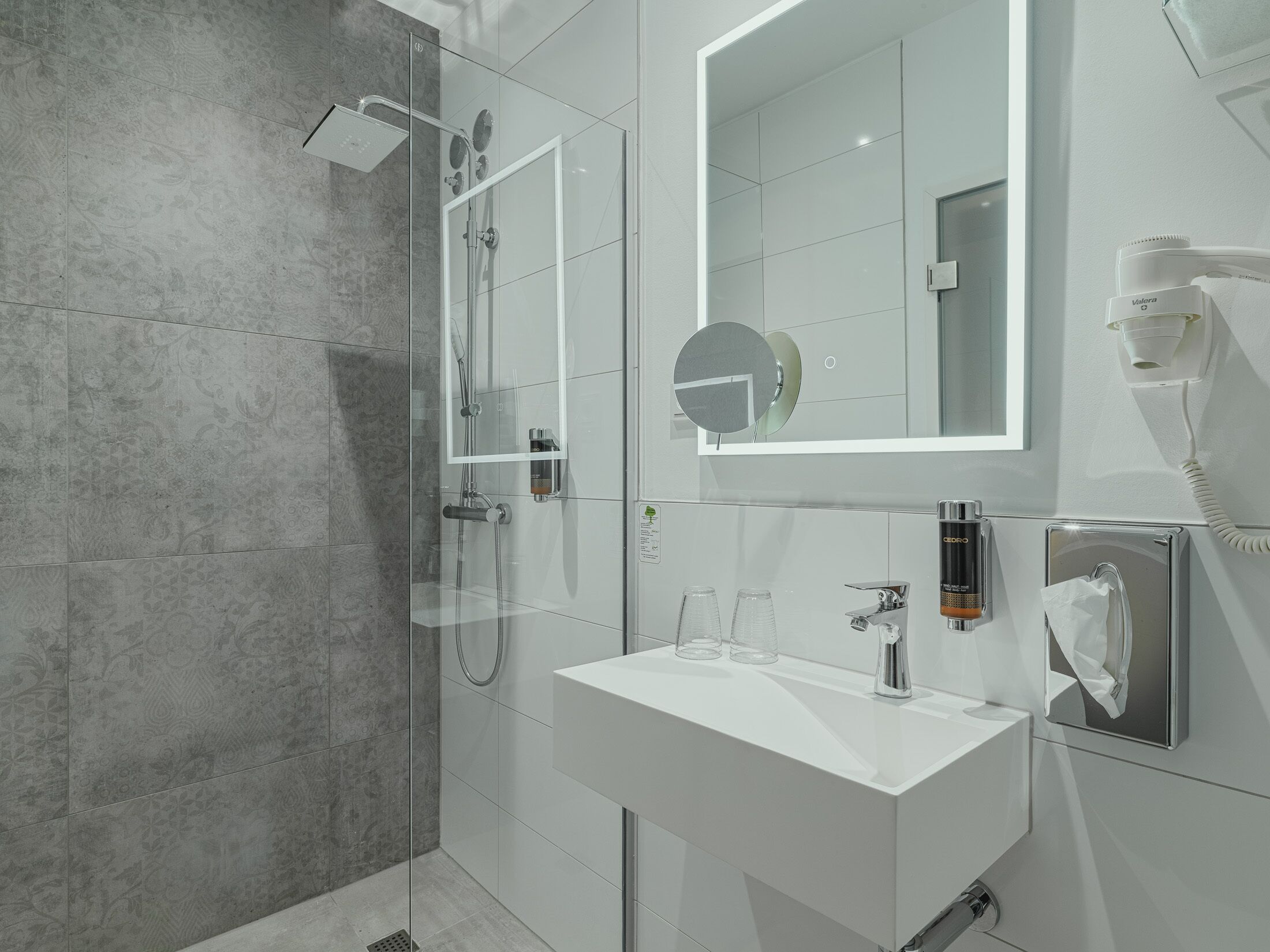 スタンダード スタジオ | バスルーム | シャワー、レインフォールシャワー、バスアメニティ (無料)、ヘアドライヤー