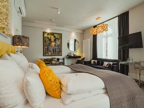 Superior Double Room | In-room safe, desk, blackout curtains, soundproofing - BS Boutique Hotel (Heidelberg)