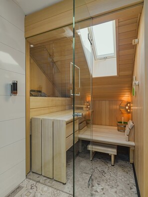 Exclusive Studio Suite | Bathroom | Shower, rainfall showerhead, free toiletries, hair dryer - BS Boutique Hotel (Heidelberg)