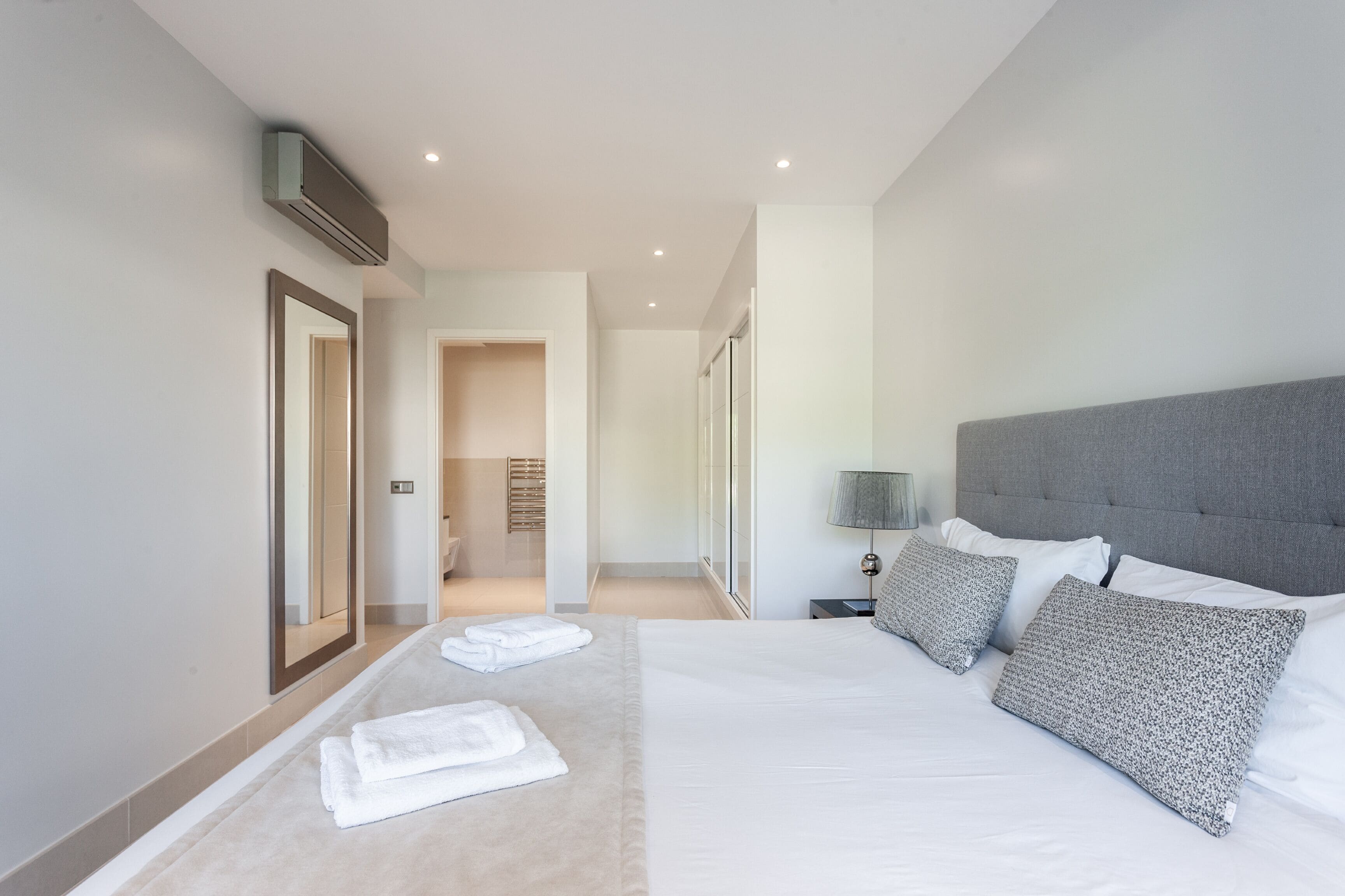 2 bedrooms, iron/ironing board, internet, bed sheets