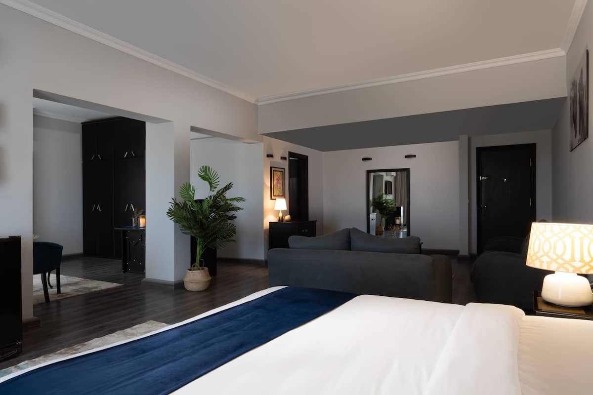 Suite with Balcony | Sábanas de algodón egipcio y ropa de cama de alta calidad