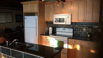 Frigorífico, microondas, horno y placa de cocina