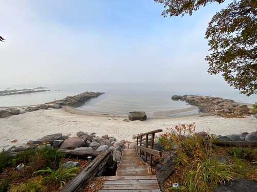 Beautiful lakefront cottage 1 hr North of Winnipeg