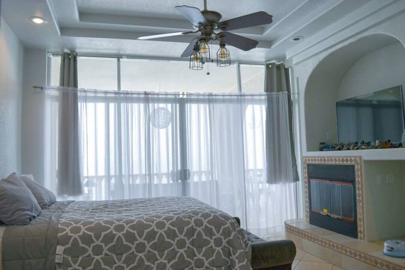 3 bedrooms, desk, WiFi, bed sheets