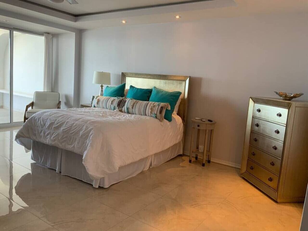 3 habitaciones, escritorio, tabla de planchar con plancha y wifi 