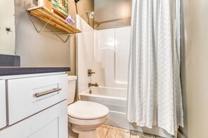 Combined shower/tub, towels - Inlet Summer - Two Bedroom, Two 1/2 Bath Townhome (Murrells Inlet)