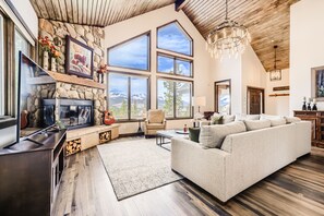 TV, caminetto, studio