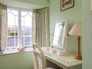 2 Schlafzimmer, individuell dekoriert, individuell eingerichtet