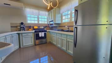 Refrigerador, microondas, horno y parrilla de estufa