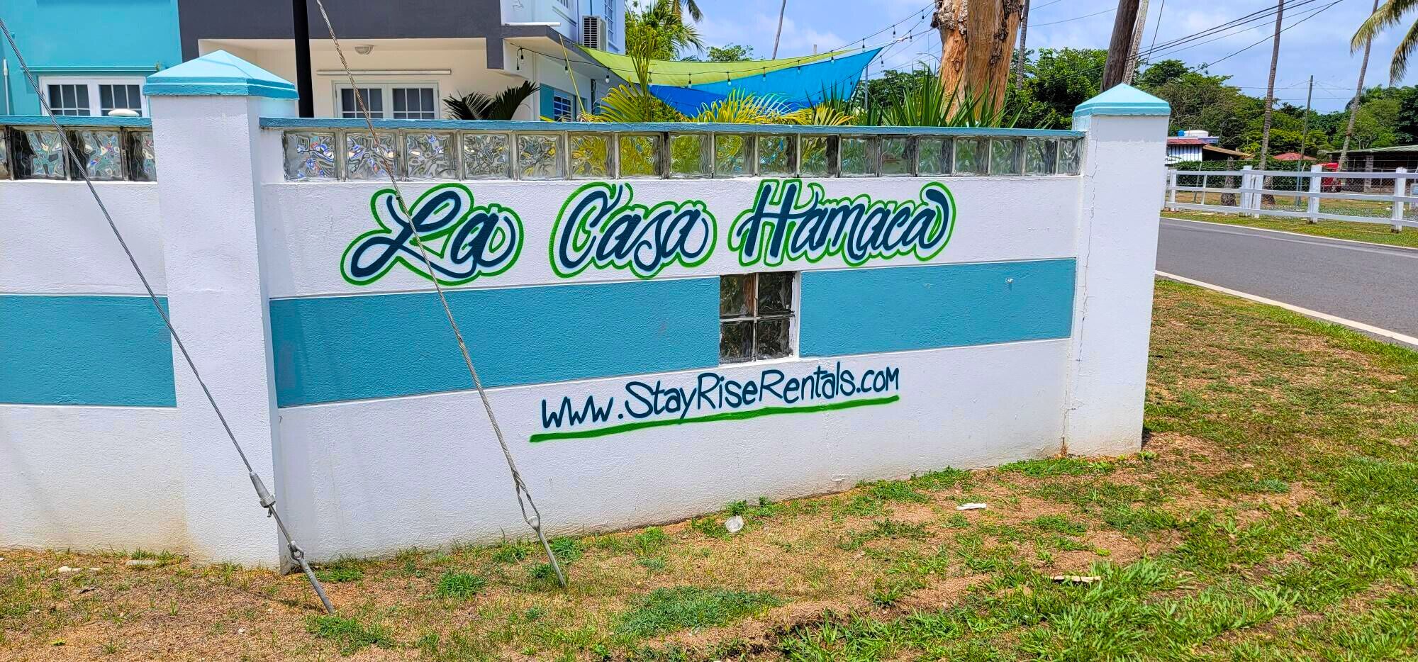 A sign for La Casa Hamaca with a website address.