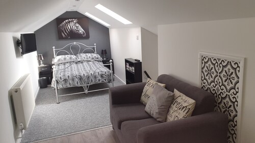 Welsh/Shropshire border Pant, Brand new Annex self contained private entrance.