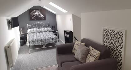 Welsh/Shropshire border Pant, Brand new Annex self contained private entrance.