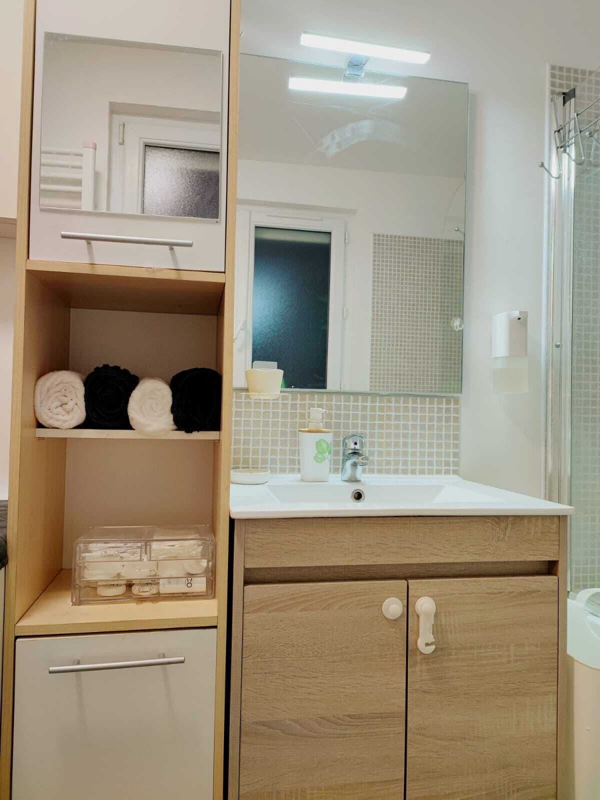 Ensemble douche/baignoire, sèche-cheveux, serviettes fournies, savon