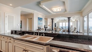Une salle de bain spacieuse avec un grand meuble-lavabo, un double évier et un grand miroir.