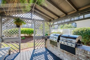Terrace/patio - Recently renovated condo across street from beach + Free Attraction Tickets! (Myrtle Beach)