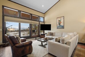 Flat-screen TV, fireplace, DVD player, stereo