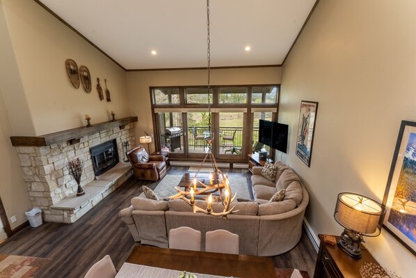 Flat-screen TV, fireplace, DVD player, stereo - Mountain & Golf Course Views, & Minutes to Ski Lifts! PET FRIENDLY! (Keystone)