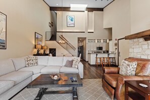 Flatscreentelevisie, een open haard, een dvd-speler en een stereo