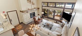 Mountain & Golf Course Views, & Minutes to Ski Lifts! PET FRIENDLY!