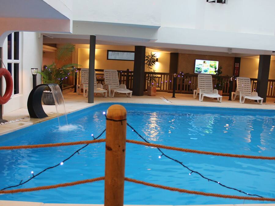 Piscine extérieure, chaises longues