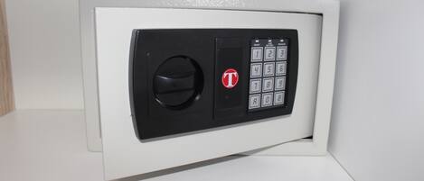 Una caja fuerte con teclado y cerradura de combinación.