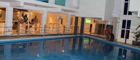 Piscina externa, funciona das 7h30 às 19h30, espreguiçadeiras