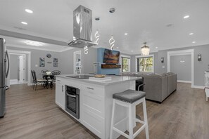 Geladeira, micro-ondas, fogão, cooktop