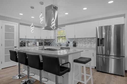 Private home with heated pool & hot tub close to beaches ,parks , and shopping