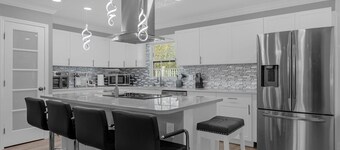 Private home with heated pool & hot tub close to beaches ,parks , and shopping