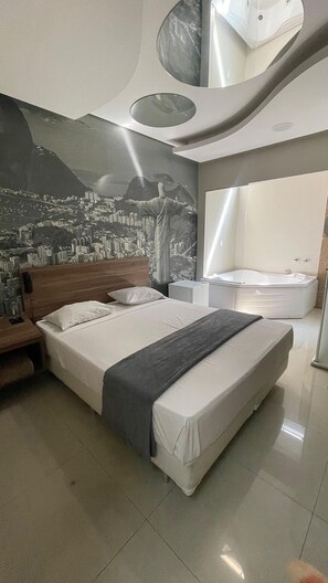 Une chambre moderne avec un grand lit, une tête de lit en bois, une fresque représentant un paysage urbain, une baignoire et un design de plafond original.