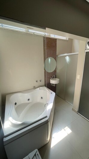 Suite | Bathroom | Designer toiletries, hair dryer, bidet, towels - Living Hotel Flex Inn (São Paulo)