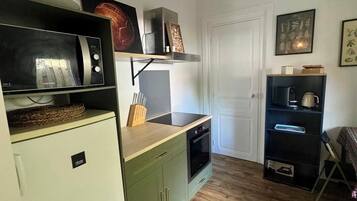 Een koelkast, een microgolfoven, een oven, een kookplaat