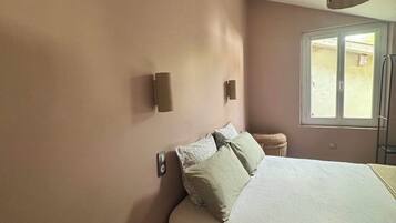 2 bedrooms, desk, iron/ironing board, free WiFi