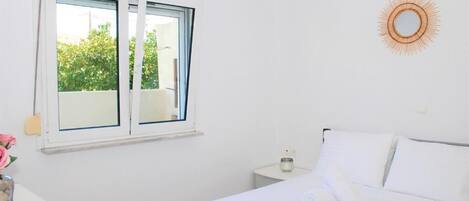 2 bedrooms, iron/ironing board, WiFi