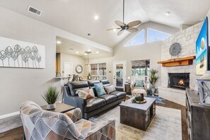 Una televisión, una chimenea