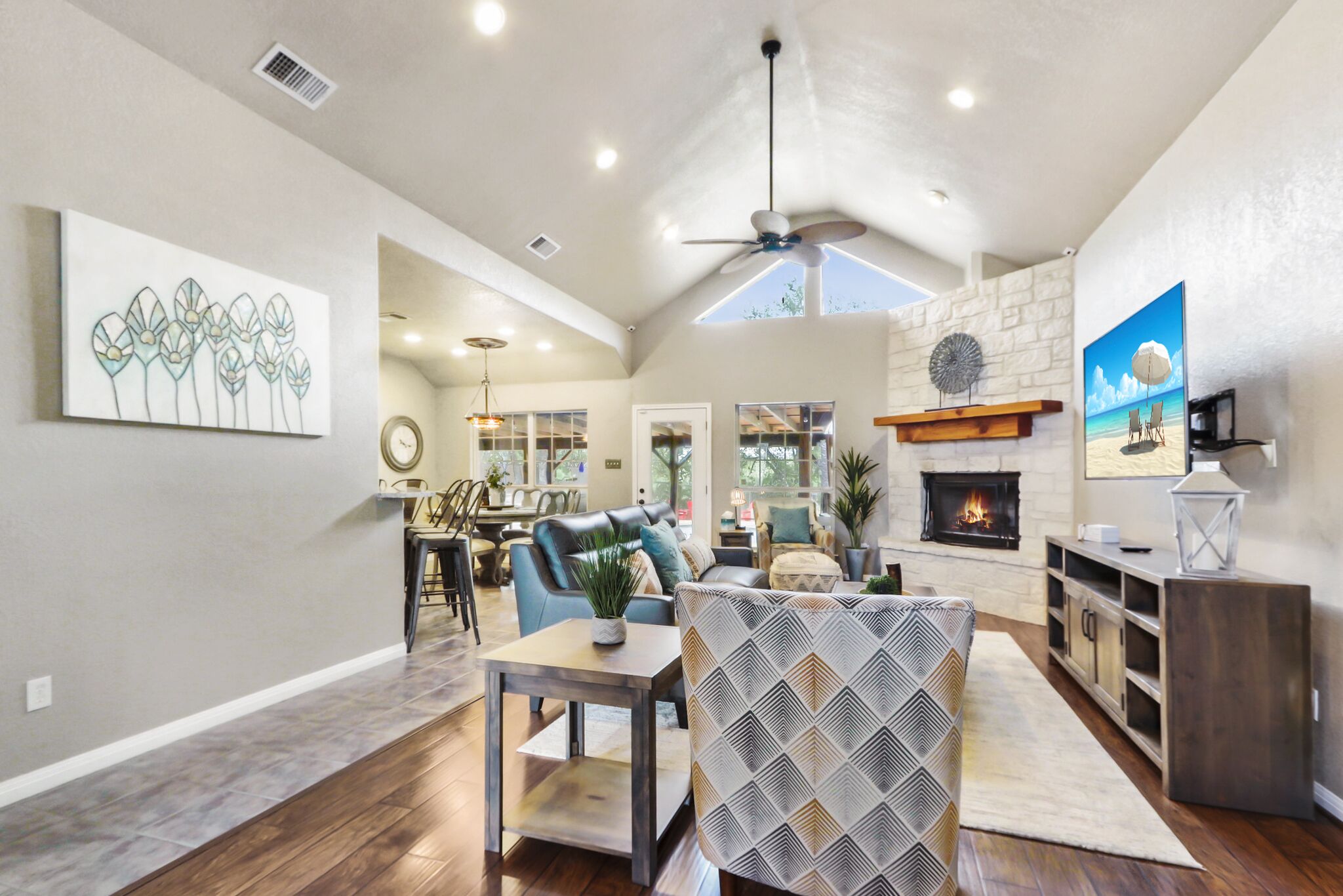 Televisie en een open haard