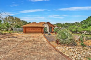Property grounds - Hill Country Vibe I Canyon Lake 4/2 with pool! (Canyon Lake)