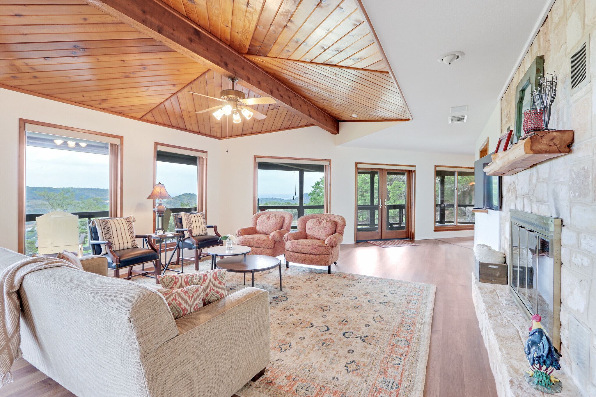 Fernseher, Kamin, Tischfußball