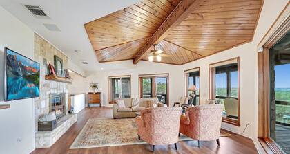 On Top of the World I Minutes from beautiful Canyon Lake