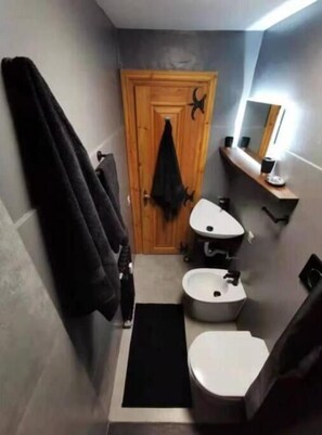 Dusj, hårføner, bidé og håndklær