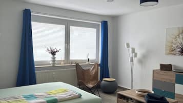 2 Schlafzimmer, Schreibtisch, Bügeleisen/Bügelbrett, Reisekinderbett