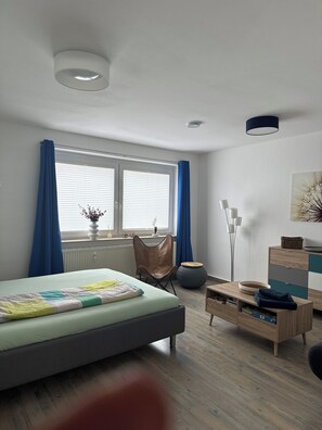 2 室のベッドルーム、デスク、アイロン / アイロン台、旅行用ベビーベッド