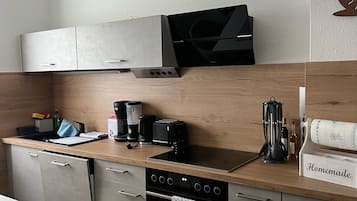 Kühlschrank, Mikrowelle, Herdplatte, Geschirrspüler