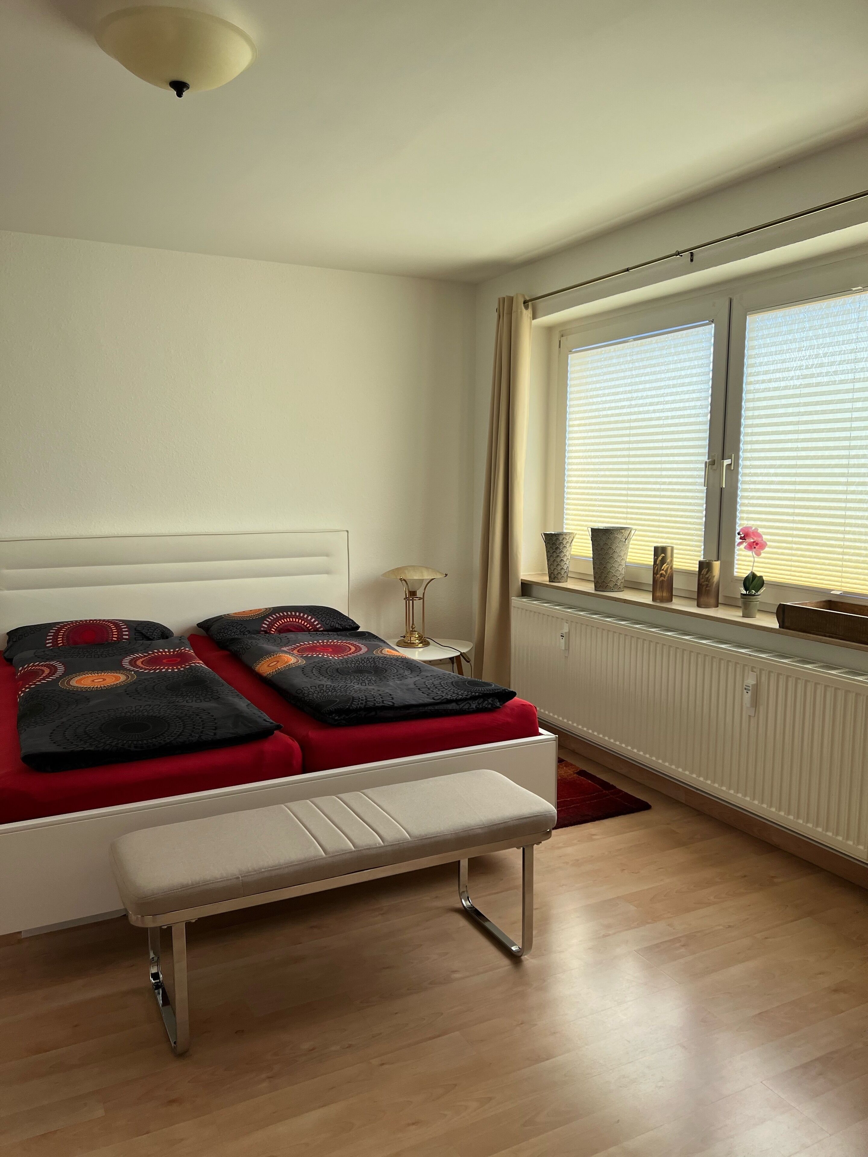 2 makuuhuonetta, työpöytä, silitysrauta/-lauta, vauvan matkasänky