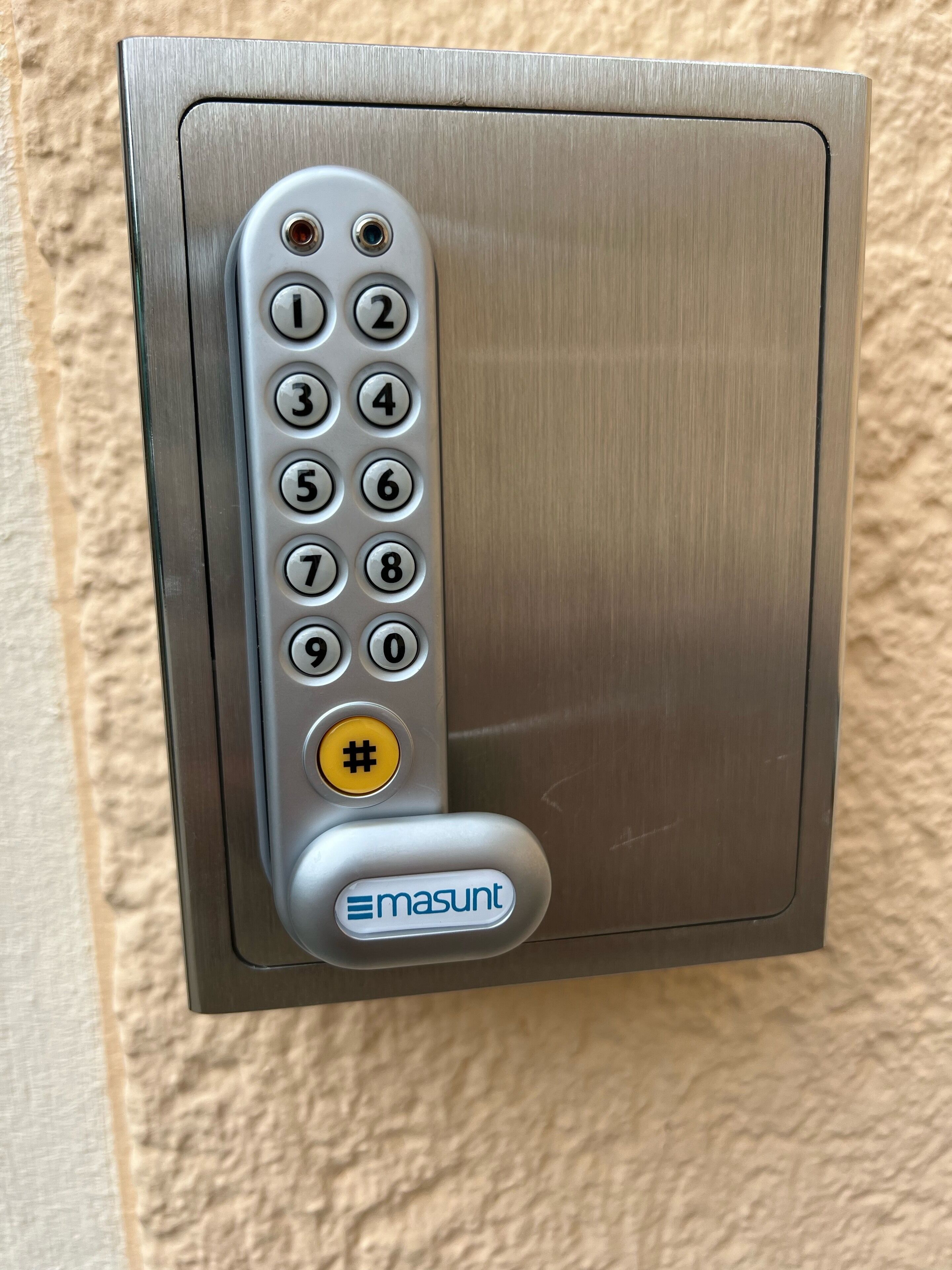 A keypad lock with a numeric keypad and a # symbol, branded with "masunt".