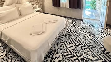 Habitación triple Confort | Ropa de cama de alta calidad, wifi gratis, decoración individual