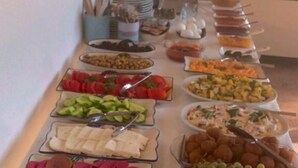 Un bufé con diversos alimentos, como frutas, verduras y carnes.