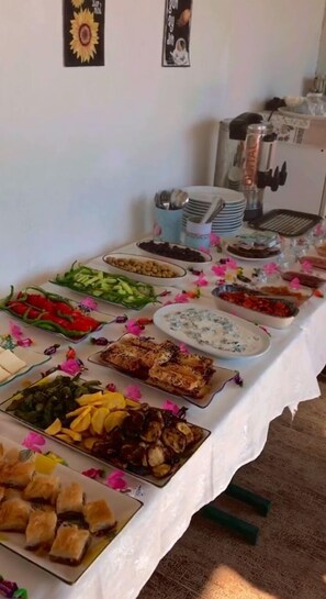 Free daily buffet breakfast  - Merve Bağ Evi Pansiyon (Bozcaada)