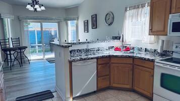 Frigorifero, microonde, forno, piano cottura